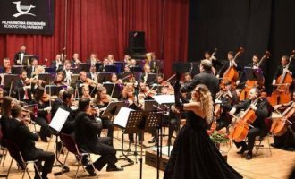 Tingujt e luftës dhe të paqes gërshetohen në koncertin e fundvitit të Filarmonisë