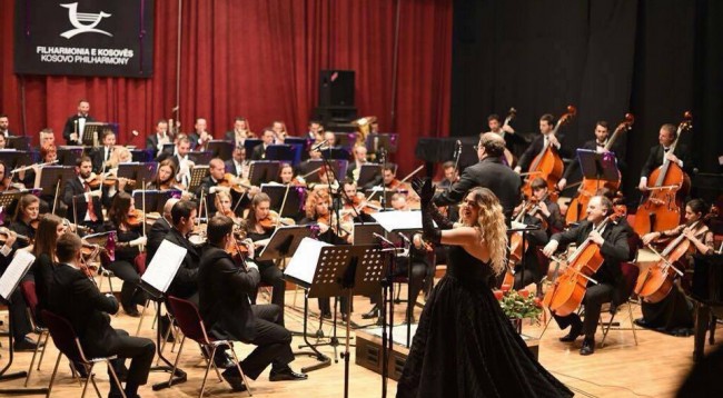Tingujt e luftës dhe të paqes gërshetohen në koncertin e fundvitit të Filarmonisë