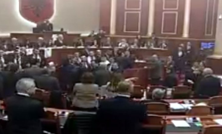 Kuvendi i Shqipërisë e zgjedh kryeprokuroren e shtetit në mes tensionesh