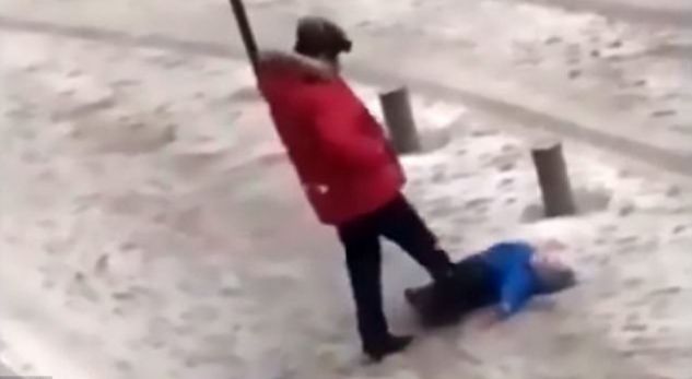 Arrestohet babai që shqelmoi të birin vetëm sepse nuk mund të ngrihej në këmbë nga bora
