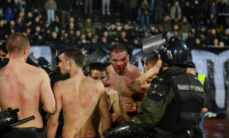 Përleshje e përgjakshme masive në Beograd [Video]