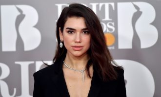 Dua Lipa e dehur hyp mbi tavolinë
