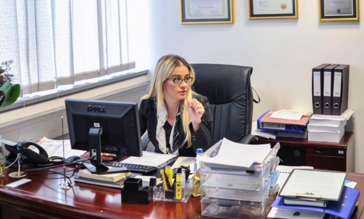 Këshilltarja e Haradinajt thotë se Kosovës nuk i duhet gjykatë raciste