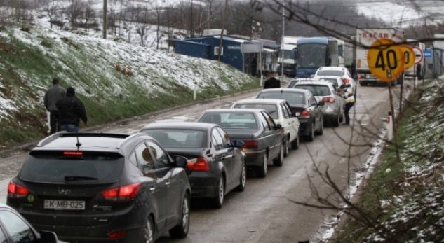 Shkurtohen kolonat në Merdare, pritjet deri në 30 minuta