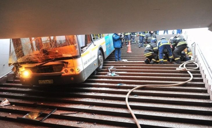 Momenti kur autobusi futet në shkallët e metrosë në Moskë [video]