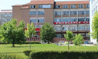 Burri e bënë për spital gruan e tij