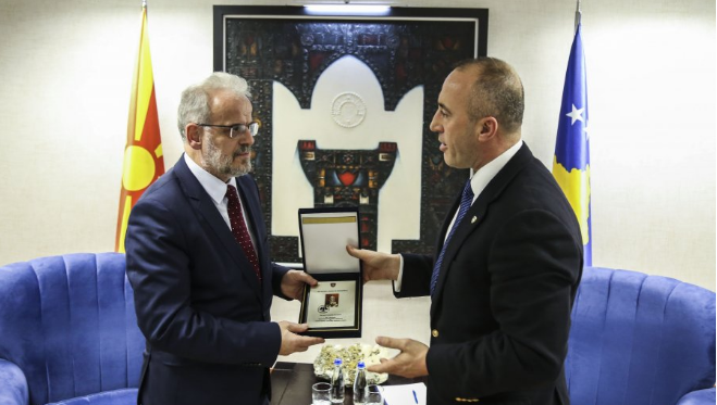 Për vitin e Skënderbeut, Haradinaj i dhuron pullë postare Talat Xhaferit