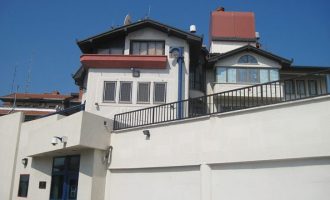 Ambasada Amerikane flet për Listën e Zezë ku bëjnë pjesë zyrtarët e lartë të shtetit