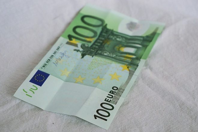 Punëtori i bankës gjen 100 euro të falsifikuara në kasën e bankomatit