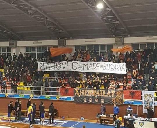 KB Rahoveci paralajmëron tërheqjen nga garat e Superligës pas banerit racist të KB Yllit