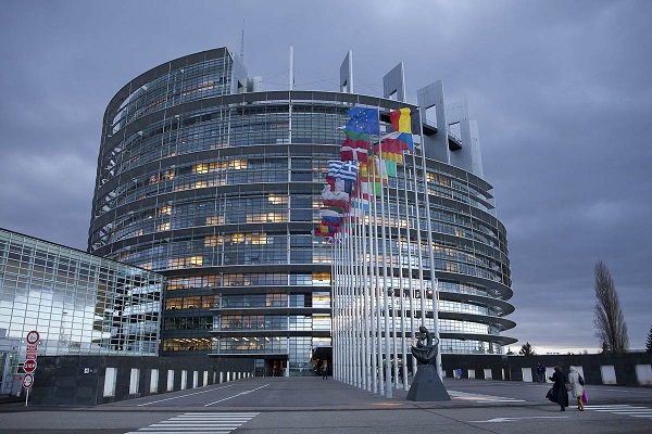Përkthyesit e Parlamentit Evropian hynë në grevë për kushtet e punës