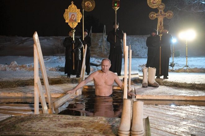 Presidenti Putin zhytet në ujë të akullt për të shënuar Epifaninë