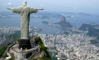 Violinisti shqiptar performon në majë të statujës së Jezu Krishtit në Rio de Janeiro