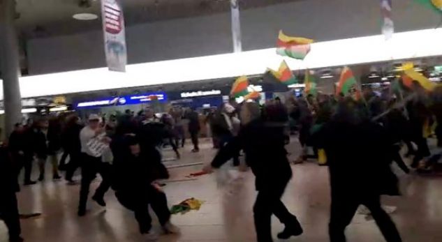 Rrahje masive në aeroportin e Hannoverit (Video)