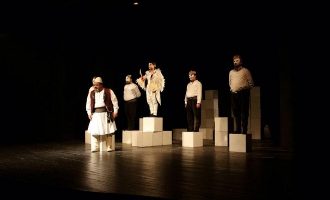 Teatri Shqiptar i Shkupit solli një shfaqje të dimensionit të madh dhe që godet