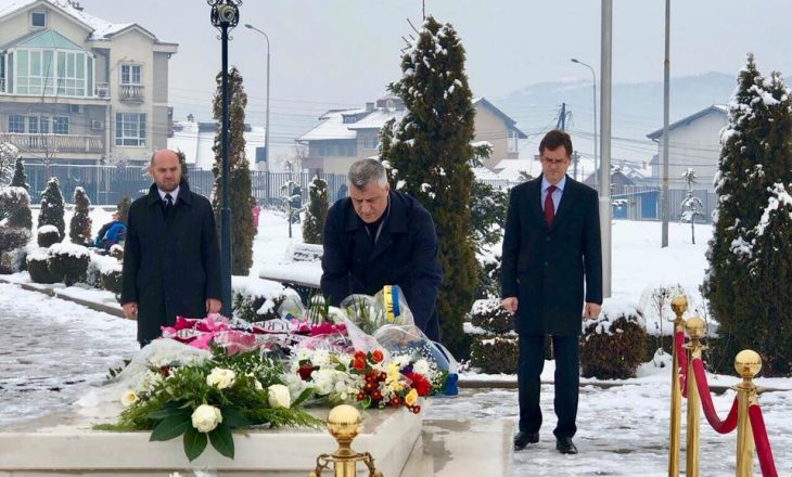 Thaçi bënë homazhe te varri i Rugovës: Udhëhoqi një politikë të rezistencës paqësore
