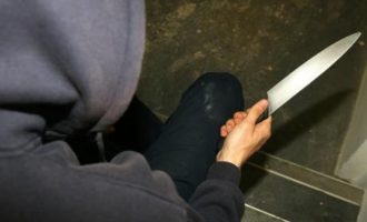 I mituri kërcënon motrën e tij me thikë