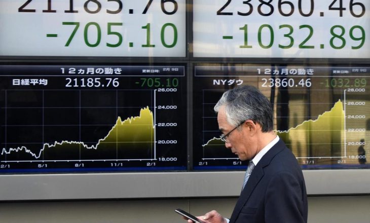 Kaos në botën financiare, bursat aziatike thyhen pas rënies së Wall Street’it