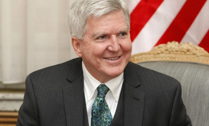 Në Serbi sulmohet ambasadori amerikan!