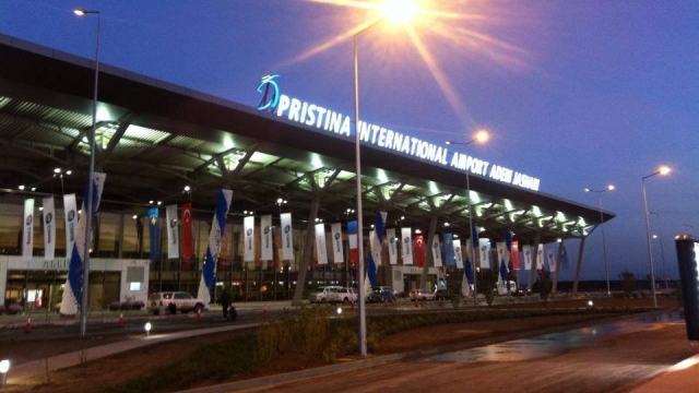Dalin pamjet e largimit të turqve nga Aeroporti i Prishtinës