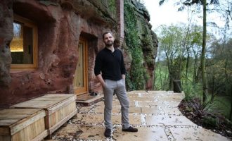 Milioneri i cili braktisi qytetin për të jetuar në shpellë