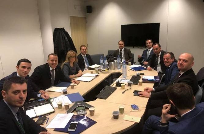 Dialogu në qorrsokak