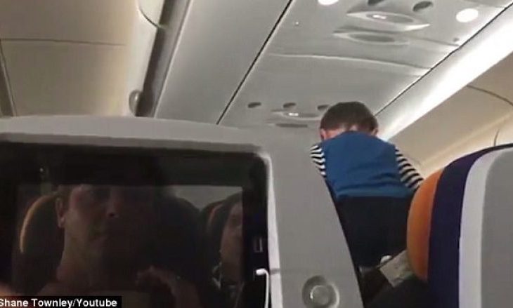 Fëmija që bërtiti për tetë orë gjatë udhëtimit me aeroplan