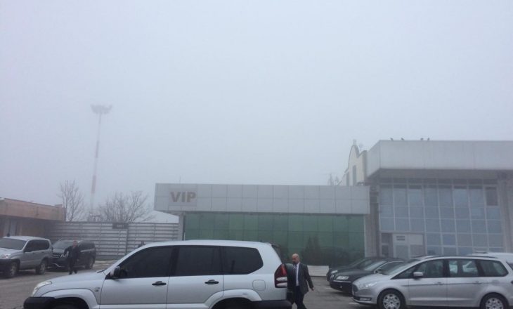 Kryeministri malazez ende nuk mbërrin në aeroport – shkak mjegulla e madhe