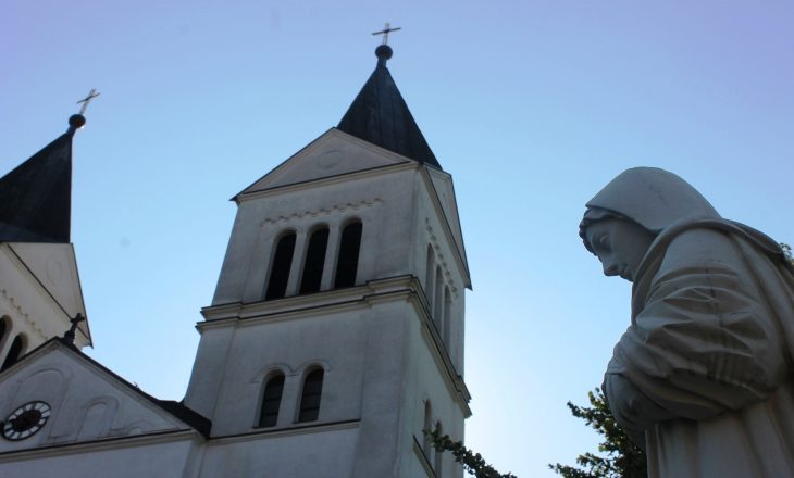 Vidhet kisha katolike në fshatin Letnicë