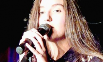 Vajza 18-vjeçare që mori vëmendjen e gjermanëve me pozitë e saj [VIDEO]