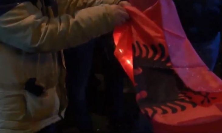 Maqedonasit protestojnë kundër Greqisë – por e djegin flamurin shqiptar