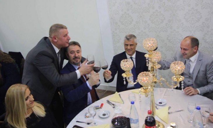 Një javë më parë së bashku në dasmë – sot refuzon të dekorohet nga Thaçi