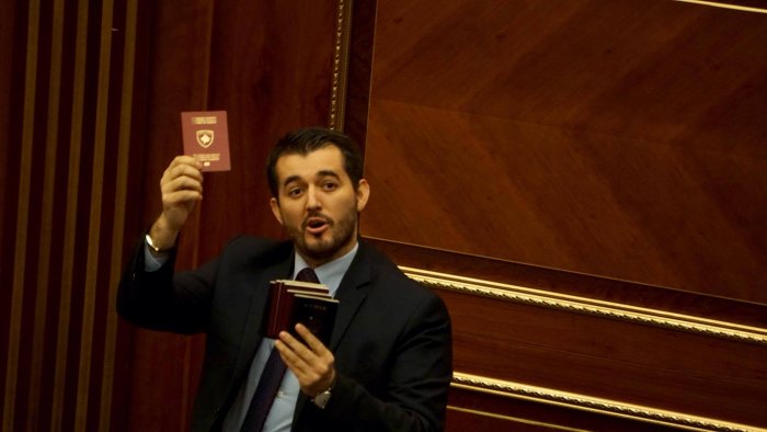 “S’ka viza”, deputeti Labinot Tahiri shfaqet në publik me mjekërr dhe flokë te gjata