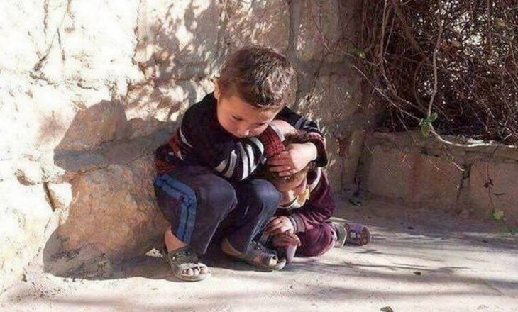 Djali i vogël sirian mbron motrën nga sulmet ajrore
