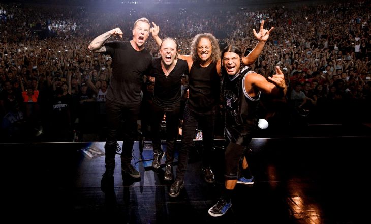 Grupi “Metallica” pozon me flamurin shqiptar