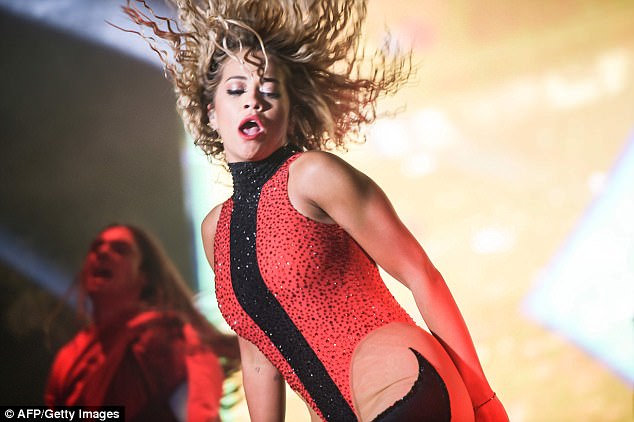 Pas Duas, edhe Rita Ora mbështillet me flamur të LGBT-së në koncert