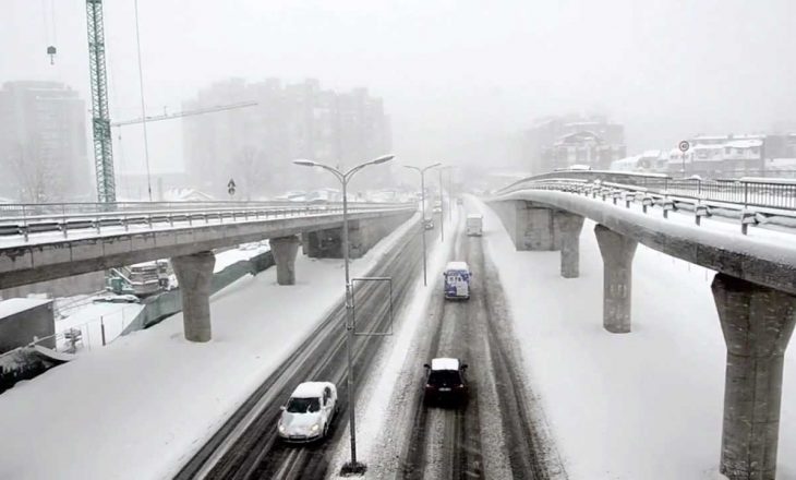 Rrugët dhe trotuaret e Prishtinës të papastruara nga bora, vështirësi në qarkullim për qytetarët (