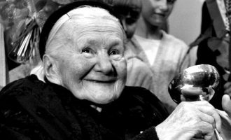 Sekreti i gruas që fshehi fëmijët në arkivol