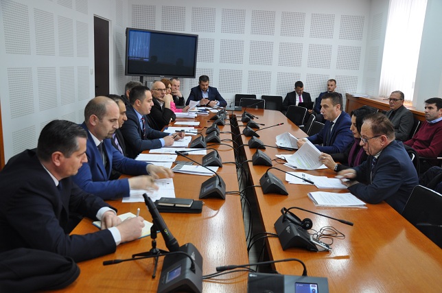 Ministri Bytyqi raportoi para Komisionit për raportin e auditimit