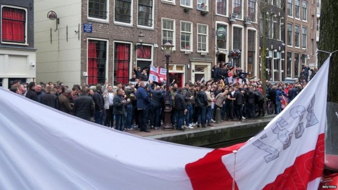 Tifozët anglez të “shthurur” në rrugët e Amsterdam – arrestohen 25 persona (VIDEO)