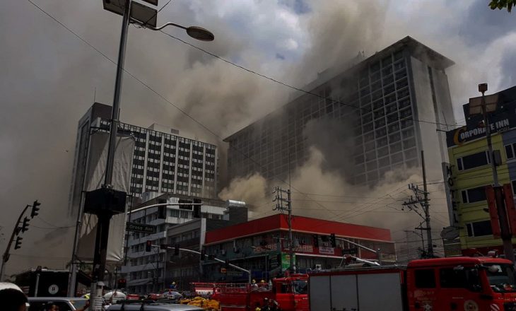 Zjarr në një hotel, katër të vdekur dhe 19 të zhdukur [FOTO]