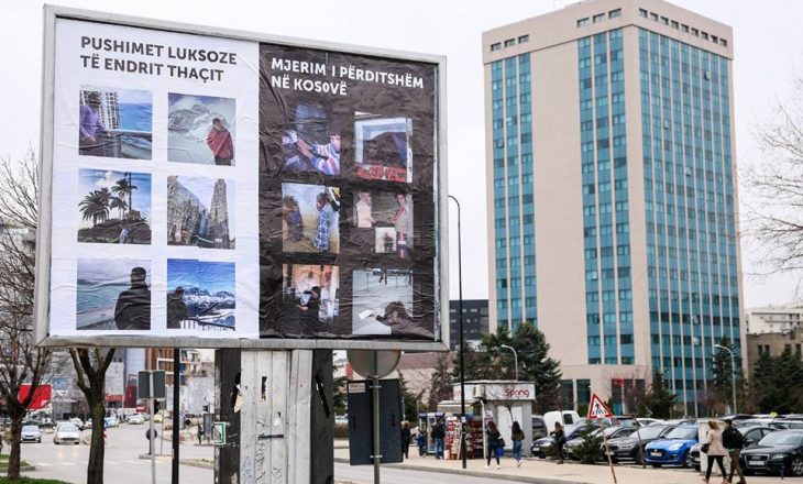 Si u bënë billbordat e reklamave në Prishtinë hapësirë për të kritikuar sistemin ?