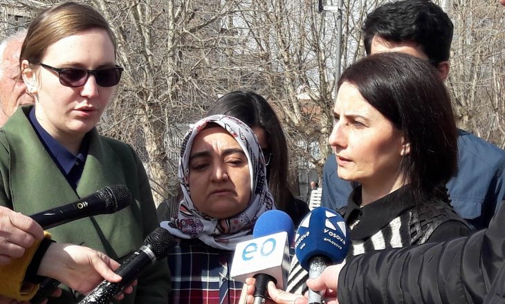 Familjarët e turqve të arrestuar thonë se ata gjenden në ambasadë në Prishtinë