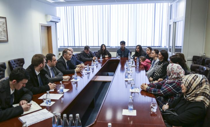 Familjarët e qytetarëve turq priten në takim nga zyra e kryeministrit