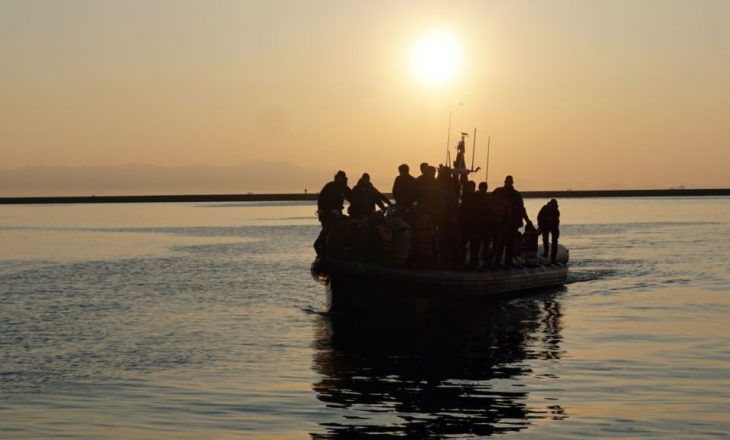 Fundoset anija, vdesin 14 migrantë