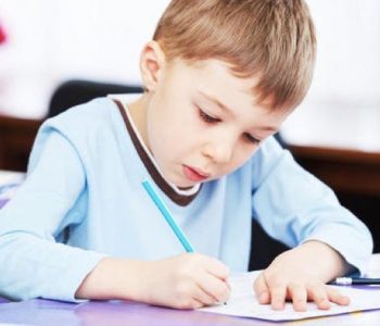 A po harrojnë fëmijët si mbahet lapsi?