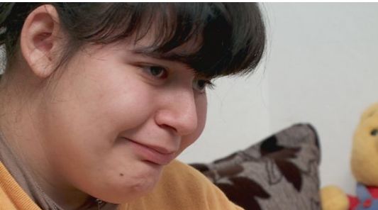 Djali nga Prishtina i bën dhuratën më të bukur vajzës së paralizuar nga Tirana