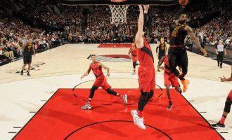 LeBroni fluturon mbi Jusuf Nurkicin!