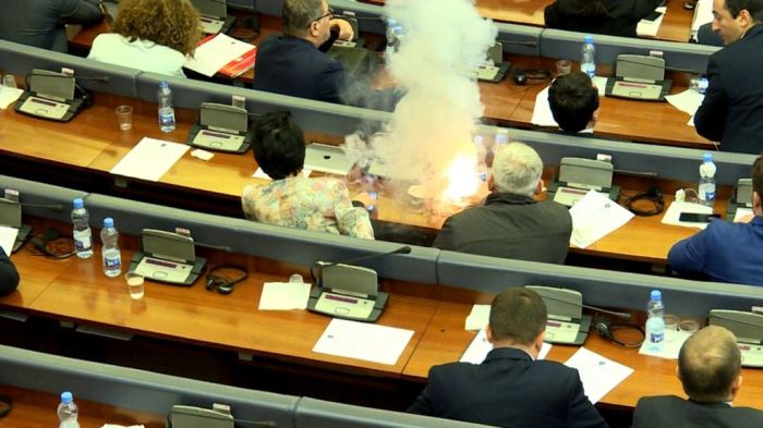 Rrëfimi i deputetit të Vetëvendosjes për metodat e futjes së gazit në Kuvend