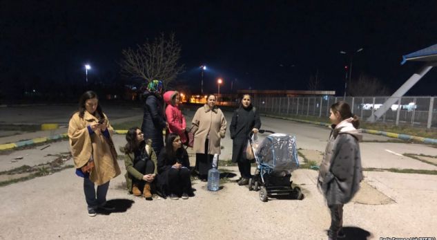 ​Familjarët e shtetasve turq kanë qëndruar tërë natën në Aeroport